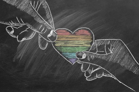Téléchargez les photos : Deux mains avec un cœur arc-en-ciel. Le concept des droits LGBTQ et de l'égalité des sexes. Mois de fierté. - en image libre de droit