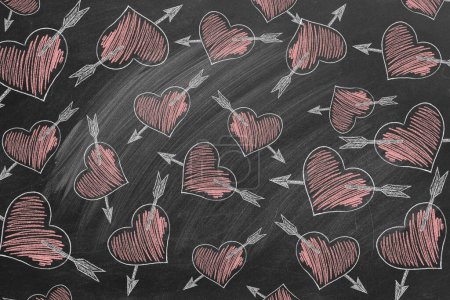 Téléchargez les photos : Motif avec des cœurs et des flèches de Cupidon dessinées sur un tableau. Valentines fond de fête - en image libre de droit