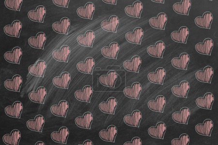 Téléchargez les photos : Beaucoup de cœurs rouges sont dessinés avec de la craie sur le tableau de l'école. Saint Valentin, amour, concept de compassion. - en image libre de droit