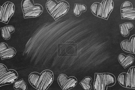 Téléchargez les photos : Frontière cardiaque pour la Saint-Valentin. Le 14 février. Illustration dessinée à la main sur le tableau noir. - en image libre de droit