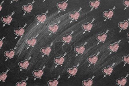 Téléchargez les photos : Motif avec des cœurs et des flèches de Cupidon dessinées sur le tableau noir. Amour, romance, Saint Valentin. - en image libre de droit