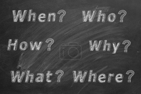 Foto de Seis preguntas más comunes Quién, qué, dónde, cuándo, por qué, cómo con signo de interrogación. Haciendo preguntas. Tener respuestas. Ilustración de tiza en pizarra. Preguntas frecuentes. Pregunta y contesta. Pregúntanos. - Imagen libre de derechos