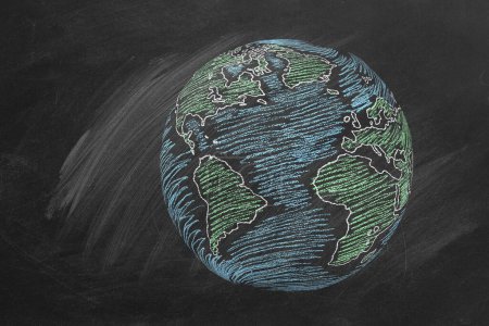 Téléchargez les photos : Le globe dessiné à la craie sur un tableau noir de l'école. - en image libre de droit
