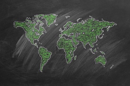 Carte du monde dessinée à la craie. Croquis sur un tableau noir.