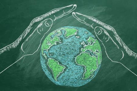 Téléchargez les photos : Le Globe mondial entre les mains de l'homme. Sauver le monde. Illustration à la craie. Concept du Jour de la Terre. - en image libre de droit