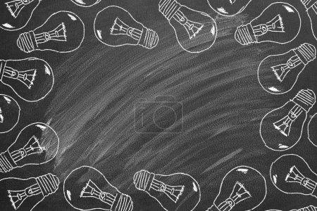 Téléchargez les photos : Set of light bulbs chalk drawing on blackboard. - en image libre de droit