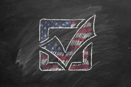 Häkchen in der Farbe der amerikanischen Flagge. Wahltag. US-Präsidentschaftswahl 2024. Kreide gezeichnet