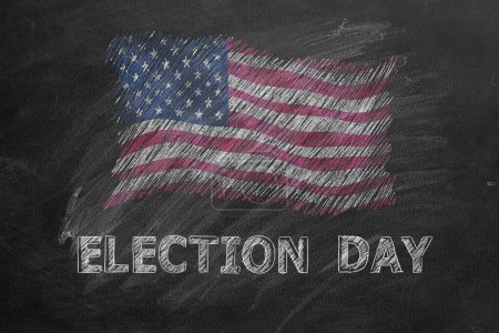 Die Inschrift ELECTION DAY und die amerikanische Flagge sind mit Kreide auf eine Tafel gezeichnet. US-Präsidentschaftswahl 2024. Wahltag in den Vereinigten Staaten.