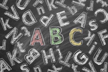 Téléchargez les photos : Les lettres de l'alphabet anglais sont dessinées à la craie sur un tableau scolaire. - en image libre de droit