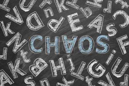 Foto de La palabra CHAOS con diferentes letras latinas dibujadas a mano sobre una pizarra - Imagen libre de derechos