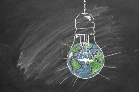 Téléchargez les photos : Une ampoule avec un globe à l'intérieur, dessinée à la craie sur un tableau scolaire. Concept de l'heure terrestre. Sauver le monde. Sauver notre planète. - en image libre de droit