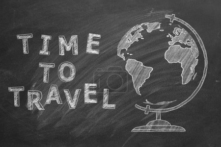 Globus und Schriftzug TIME TO TRAVEL. Handgezeichnete Illustration mit Kreide auf einer Tafel.