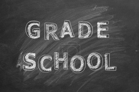 Téléchargez les photos : Lettrage GRADE SCHOOL sur un tableau noir - en image libre de droit