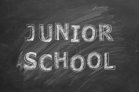 Téléchargez les photos : Lettrage Junior school sur tableau noir. - en image libre de droit