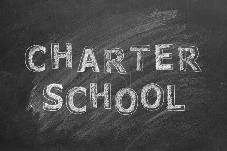 Téléchargez les photos : Texte du dessin à la main Charte scolaire sur tableau noir - en image libre de droit