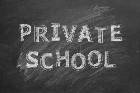 Foto de Texto de dibujo a mano Escuela privada en pizarra negra. - Imagen libre de derechos