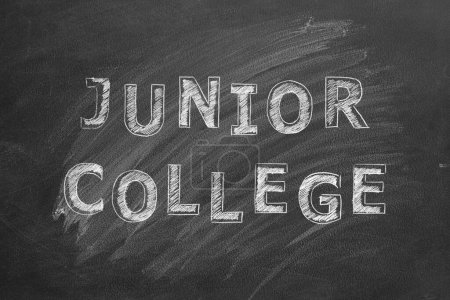 Téléchargez les photos : Texte de dessin à la main Junior college sur tableau noir. - en image libre de droit