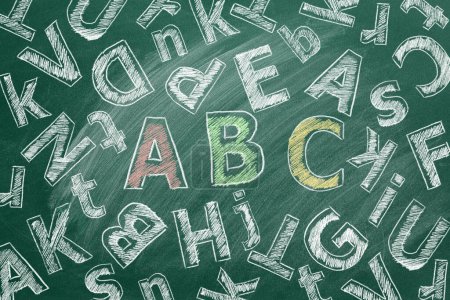 Téléchargez les photos : Les lettres de l'alphabet anglais sont dessinées à la craie sur un tableau vert de l'école. - en image libre de droit