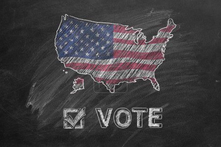 L'inscription VOTE et carte des États-Unis aux couleurs du drapeau américain est dessinée à la craie sur un tableau noir. Élection présidentielle américaine 2024. Le jour du scrutin aux États-Unis