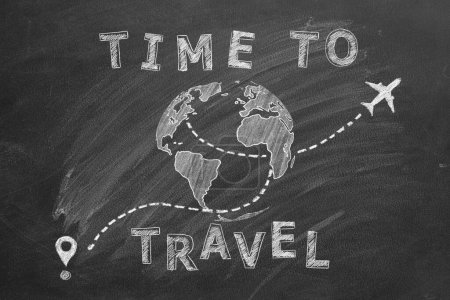 Globus mit Schriftzug TIME TO TRAVEL und Flugzeug, das einem Pfad folgt, der mit Anstecknadeln markiert ist, die auf ein Reise- oder Ausbildungskonzept hindeuten. Handgezeichnete Illustration mit Kreide auf einer Tafel.