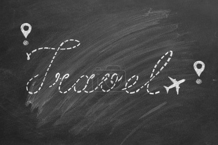 Foto de Un avión con tiza dibujada en la pizarra de la escuela escribe la palabra viaje. El concepto de relajación, viajes, vacaciones, turismo. - Imagen libre de derechos