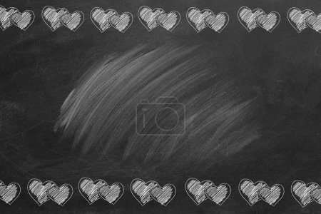 Téléchargez les photos : Illustration avec dessin à la craie des formes de cœurs sur le tableau noir et de l'espace de copie pour votre texte ou de conception. Saint Valentin, amour - en image libre de droit