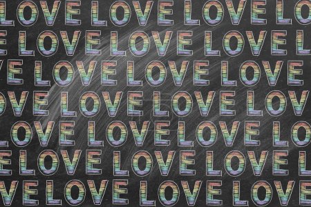 Foto de Un patrón repetitivo de la palabra AMOR en colores arcoíris contra una pizarra. LGBT, derechos LGBTQIA y concepto de igualdad de género. - Imagen libre de derechos