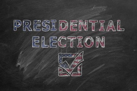 Foto de Colorido diseño de tiza que muestra las palabras Elecciones Presidenciales junto con una marca de verificación en el estilo de la bandera estadounidense. - Imagen libre de derechos