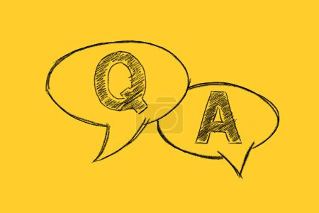Foto de Dos burbujas de expresión con letras garabateadas Q y A simbolizan un concepto de pregunta y respuesta sobre un fondo amarillo brillante. - Imagen libre de derechos