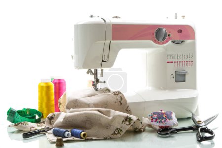 Foto de Máquina de coser con tela e hilos para coser, de cerca. El proceso de trabajo. Parte de una máquina de coser con tela. - Imagen libre de derechos