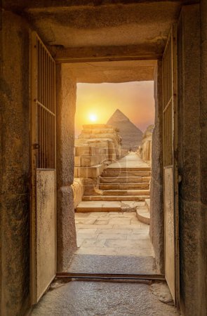 Téléchargez les photos : Porte et escalier menant aux pyramides au Caire, Égypte - en image libre de droit