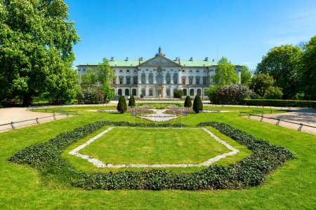 Foto de Varsovia, Palacio de Krasinski con césped verde en el parque de Varsovia - Imagen libre de derechos
