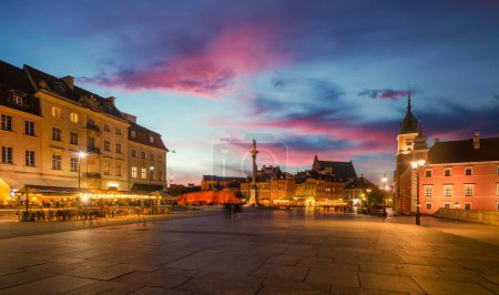 Téléchargez les photos : Vieille ville de Varsovie, Pologne. Le château royal et la colonne de Sigismond appelée Kolumna Zygmunta - en image libre de droit
