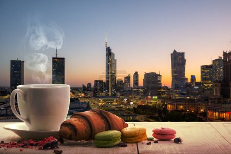 Téléchargez les photos : Thé et macarons sur fond de gratte-ciel de Varsovie - en image libre de droit