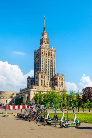 Téléchargez les photos : Scooters près du Palais de la Culture et des Sciences à Varsovie - en image libre de droit