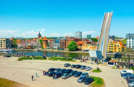 Téléchargez les photos : Pont piétonnier vers Olowiannaya dans la ville de Gdansk - en image libre de droit