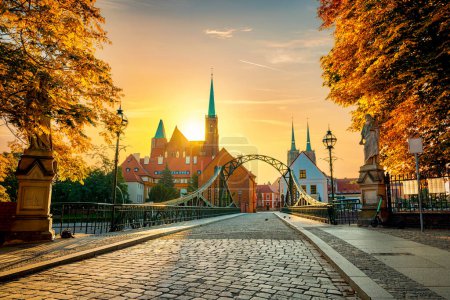 Téléchargez les photos : Pont de Tumski et église Sainte Croix à Wroclaw - en image libre de droit