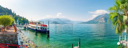 Téléchargez les photos : Ferry dans la ville de Varenna dans la région du lac de Côme. Village traditionnel italien au bord du lac. Italie, Europe. - en image libre de droit