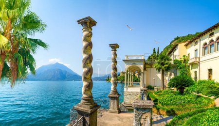Téléchargez les photos : Vue sur le lac de Côme depuis la villa Monastero. Italie - en image libre de droit