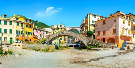 Foto de Vista de Bogliasco en verano con hermoso mar, cielo y coloridos edificios. Liguria, región de Génova, Riviera italiana - Imagen libre de derechos