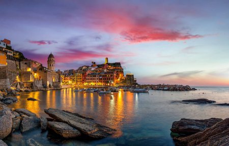 Téléchargez les photos : Vue sur le village de Vernazza destination touristique populaire dans le parc national des Cinque Terre un site du patrimoine mondial de l'UNESCO, Ligurie, Italie - en image libre de droit