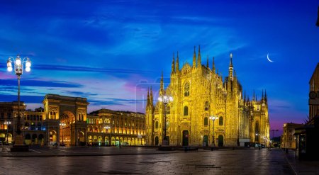 Téléchargez les photos : Milan Piazza Del Duomo à Sunrise, Italie - en image libre de droit