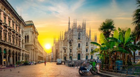 Téléchargez les photos : Milan Piazza Del Duomo à Sunrise, Italie - en image libre de droit