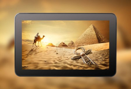 Foto de Foto de Egipto en la pantalla de la tableta - Imagen libre de derechos