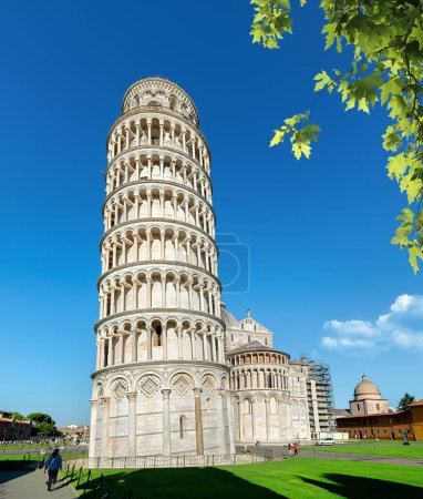 Foto de Vista a la Catedral de Pisa y la Torre Inclinada de Pisa desde Piazza dei Miracoli - Imagen libre de derechos