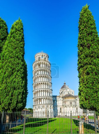 Foto de Vista a la Catedral de Pisa y la Torre Inclinada de Pisa desde Piazza dei Miracoli - Imagen libre de derechos