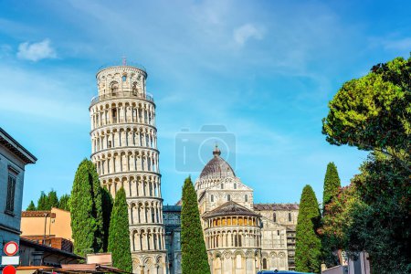 Téléchargez les photos : Vue sur la cathédrale de Pise et la tour penchée de Pise depuis la Piazza dei Miracoli - en image libre de droit