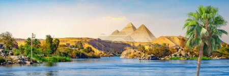 Téléchargez les photos : Panorama du Grand Nil près d'Assouan et pyramides - en image libre de droit