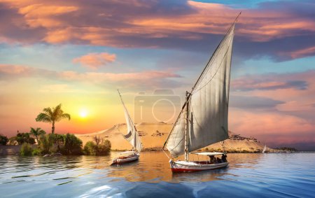Téléchargez les photos : Rivière Nil et bateaux au coucher du soleil à Assouan et pyramides - en image libre de droit