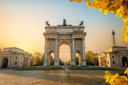 Foto de Arco de Paz en el Parque Sempione en otoño, Milán, Lombardía, Italia - Imagen libre de derechos